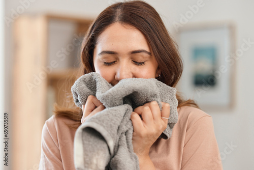 Foto Clean, laundry and woman smell in home and washing, towel or clothes in apartment with housekeeper or maid
