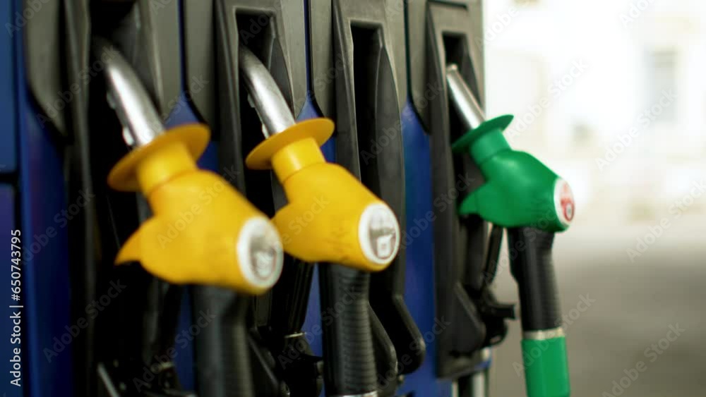 à la station essence quelqu'un fait le plein de remplissage de carburant diesel ou sans plomb à la station essence quelqu'un fait le plein de remplissage de carburant diesel ou sans plomb