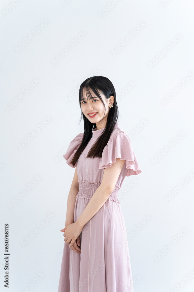ピンクのワンピースを着た女性 ピンクのワンピースを着た女性