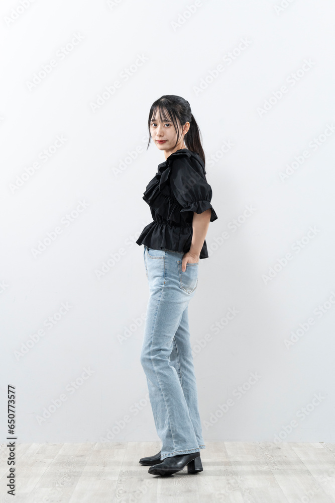Fototapeta premium デニムを履いた若い女性