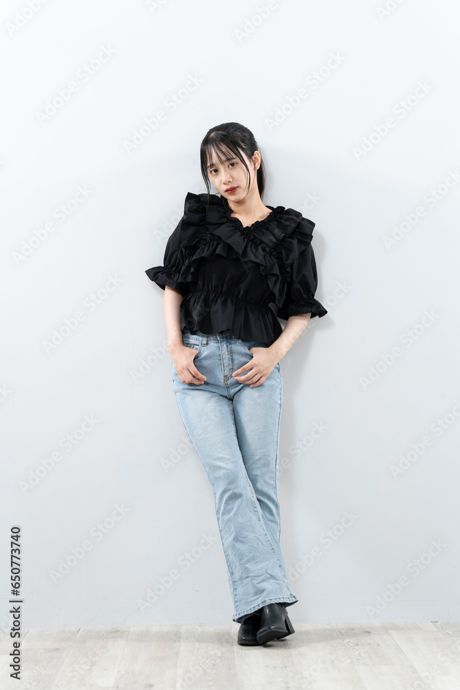 Fototapeta premium デニムを履いた若い女性
