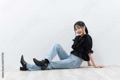 Fototapete デニムを履いた若い女性