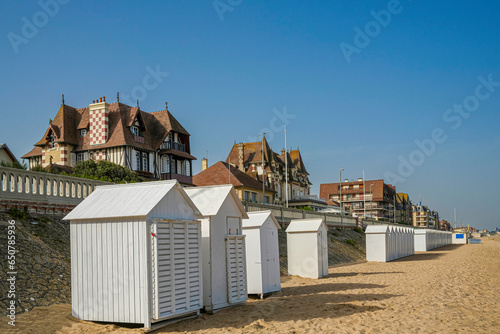 Cabourg, cabines de plage et villas belle époque sur la promenade Marcel Proust Fototapet