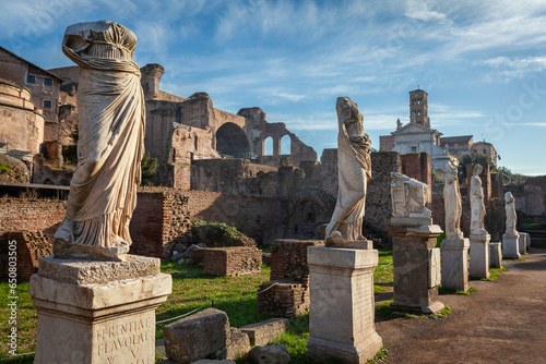 Quadro su tela Statues of virgin vestals and ruins of Maxentius Basilica on the Roman Forum in