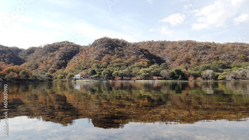 Lago y montaña