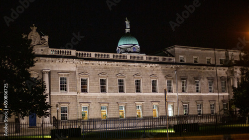Canvas Print Low angle view of an ancient building in Dublin, Ireland at night