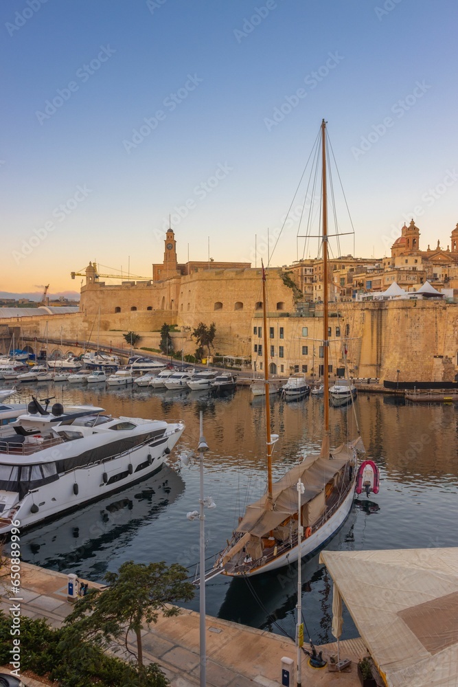 Obraz premium Ships docked at the Vittoriosa Yacht Marina in the morning in Malta