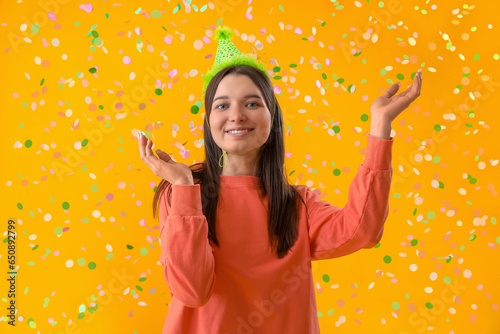Happy young woman in party ...