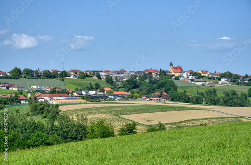 Strengberg, Mostviertel, Niederösterreich, Amstetten, Markt, Marktgemeinde, Hügelland, Alpenvorland, hügelig, Anhöhe, Dorf, Kirche, Baum, Kulturland, Landwirtschaft, Haus, Häuser, Siedlung, Tradition, photo