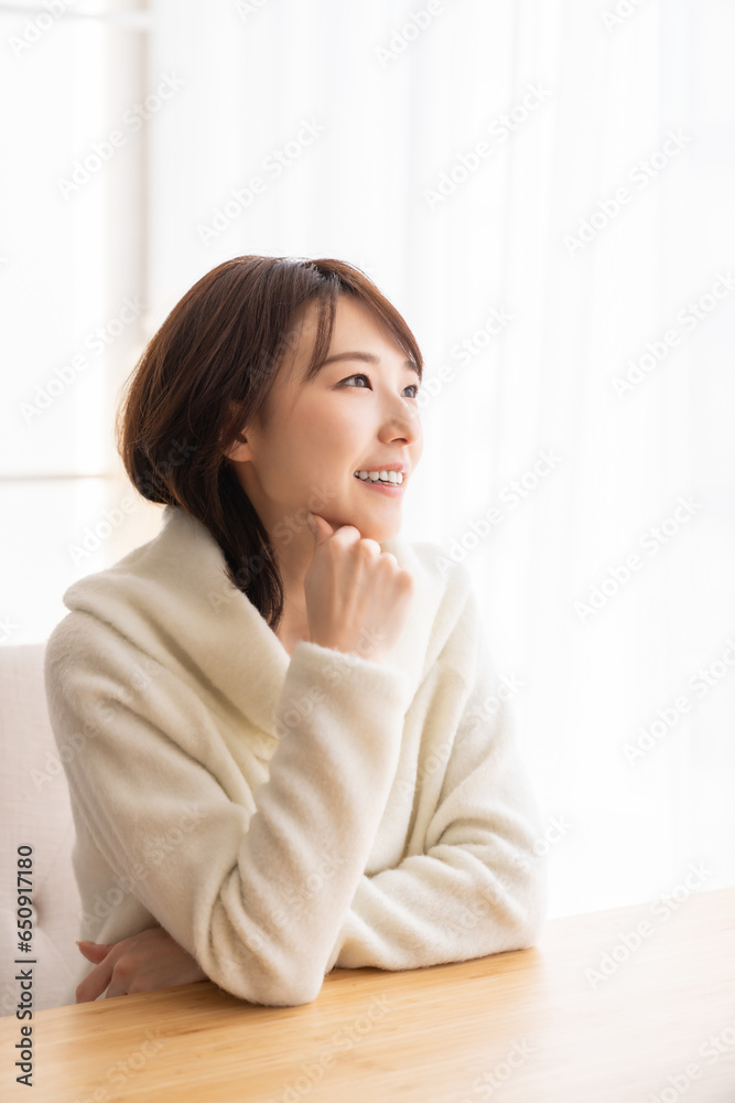 部屋でリラックスする若い女性 部屋でリラックスする若い女性