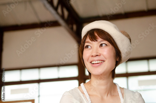 ベレー帽を被って笑っている女性