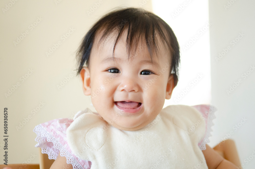 スタイをつけて笑っている赤ちゃん スタイをつけて笑っている赤ちゃん