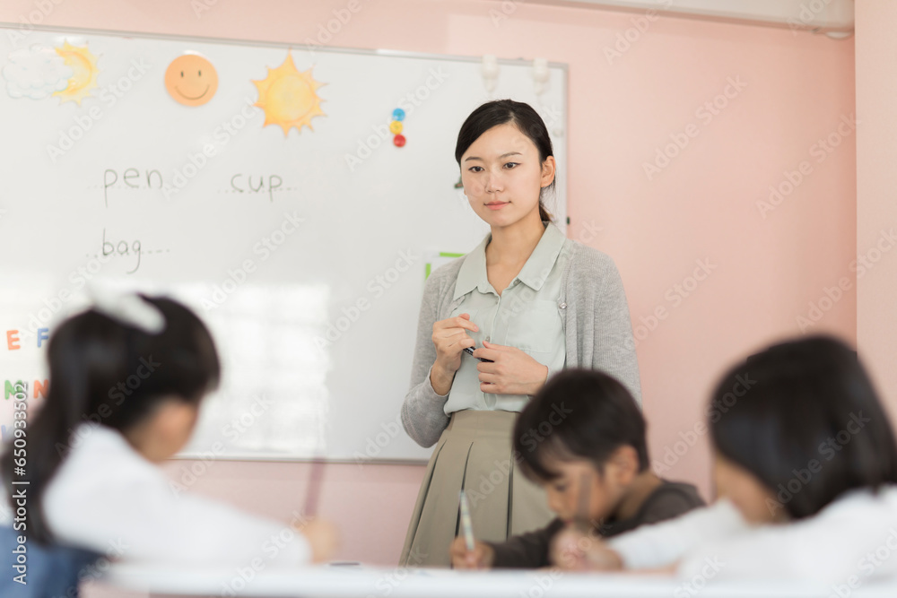 教室で英語を教える先生 教室で英語を教える先生