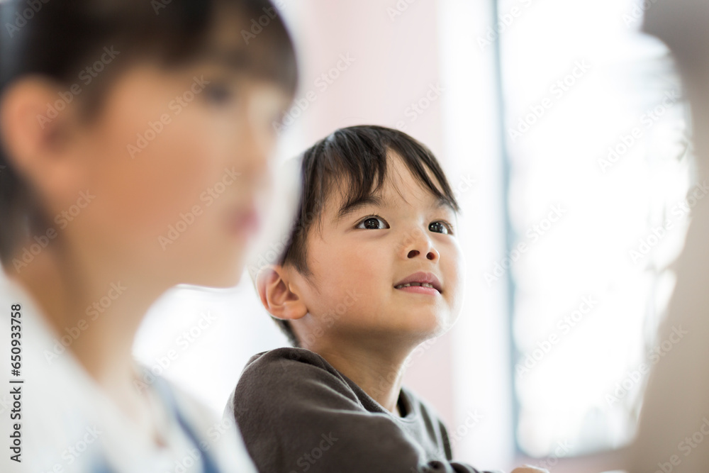 教室で授業を受ける男の子 教室で授業を受ける男の子