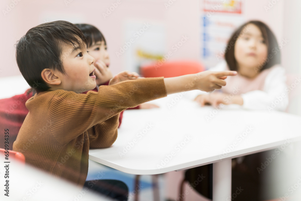 教室で授業を受ける子供たち