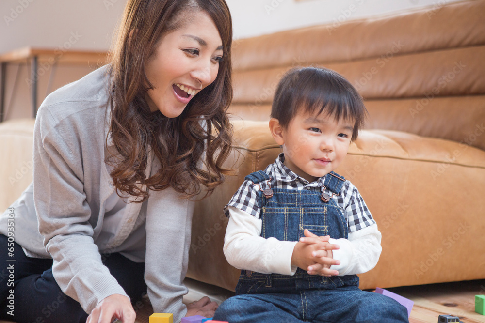 積み木で遊ぶ男の子 積み木で遊ぶ男の子