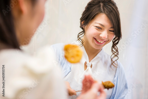 新世界で串カツを食べる二人の女性 photo