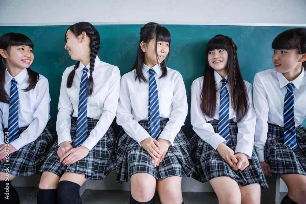 仲良しな女子中学生たち Stock 写真 | Adobe Stock