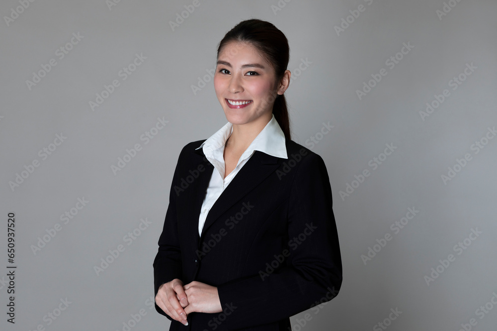 スーツを着た女性のポートレート スーツを着た女性のポートレート