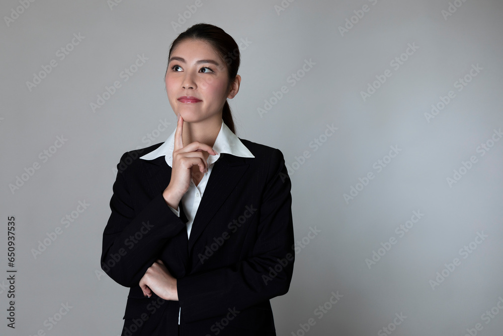 スーツを着た女性のポートレート スーツを着た女性のポートレート