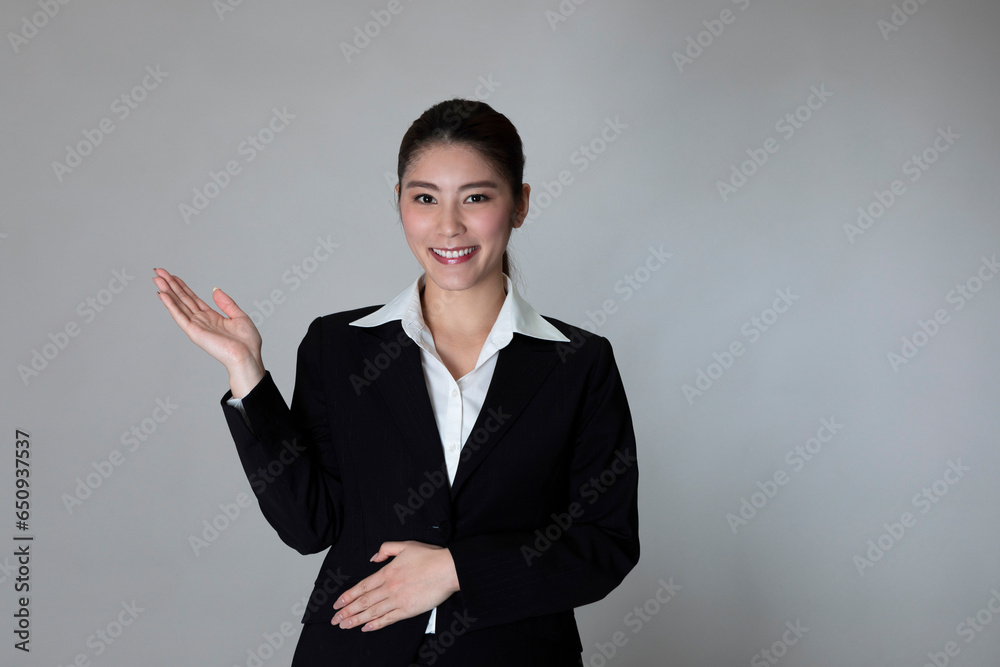 スーツを着た女性のポートレート スーツを着た女性のポートレート