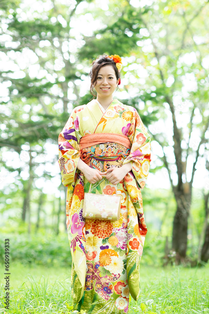 森林の中で微笑む着物姿の女性 森林の中で微笑む着物姿の女性