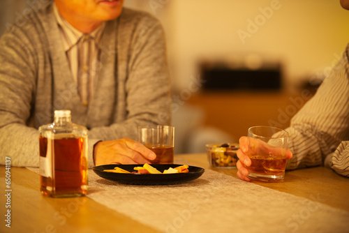 Wallpaper Mural ウイスキーを飲む手元 Torontodigital.ca