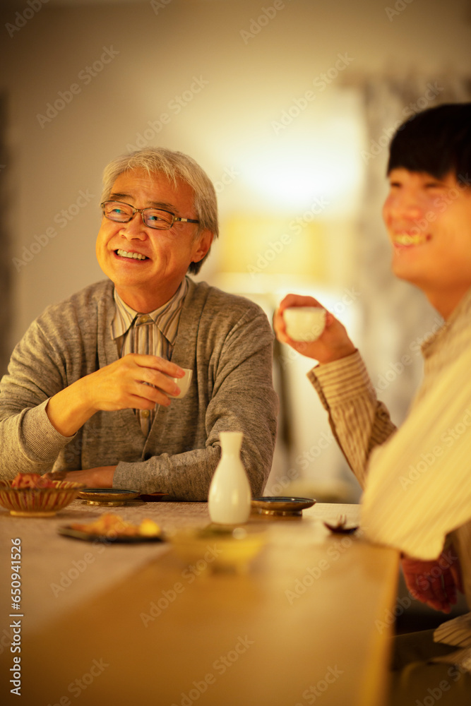 日本酒で晩酌をする親子 日本酒で晩酌をする親子