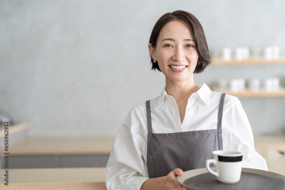 カフェで働く女性 カフェで働く女性