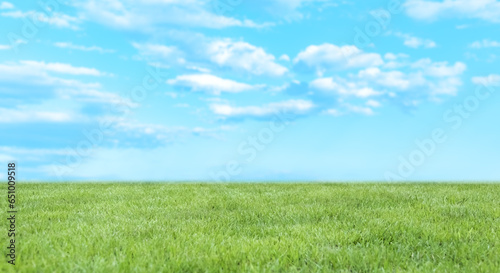 河川敷の土手、高台さわやかな青空と緑の草原・芝生の背景壁紙　アウトドア・スポーツ・行楽・レジャー・旅行・遠足・運動会の背景 © tenpadasi