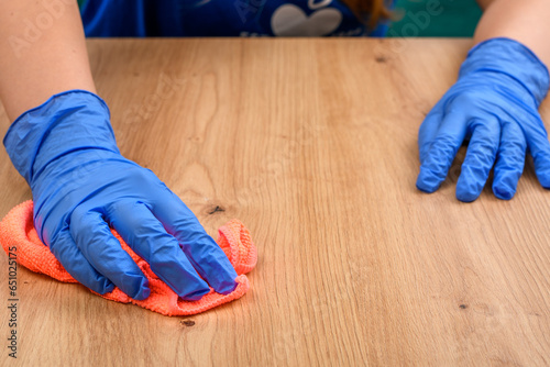 Wycierać drewniany stolik ściereczką z mikrofibry