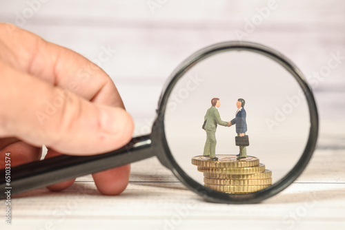 Tableau sur toile gens famille loupe allocations travail emploi mutuelle santé patron accord engag