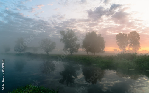 Mglisty świt nad nizinnaą rzeką. Ner o świcie © Piotr Szpakowski