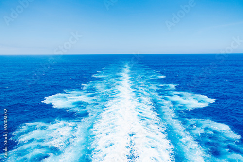 波しぶきを上げて航海をする大型船 © maroke