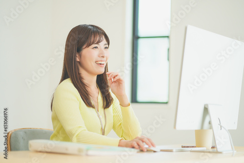 パソコンでリモート会議をする女性