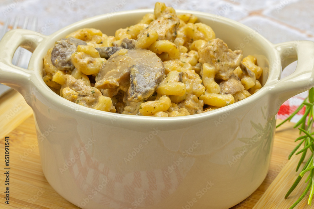 pâtes au poulet et champignons, en gros plan pâtes au poulet et champignons, en gros plan