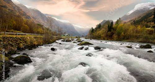 Φωτογραφία river flow in the mountains in autumn in olden