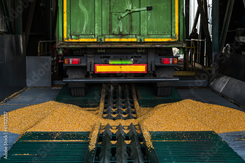 Unloading of the Ukrainian mirror for storage