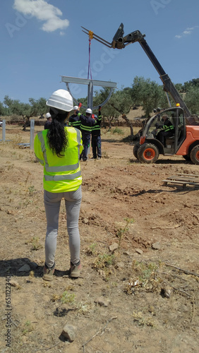 Woman contemplating how some workers carry out their work © Antonio