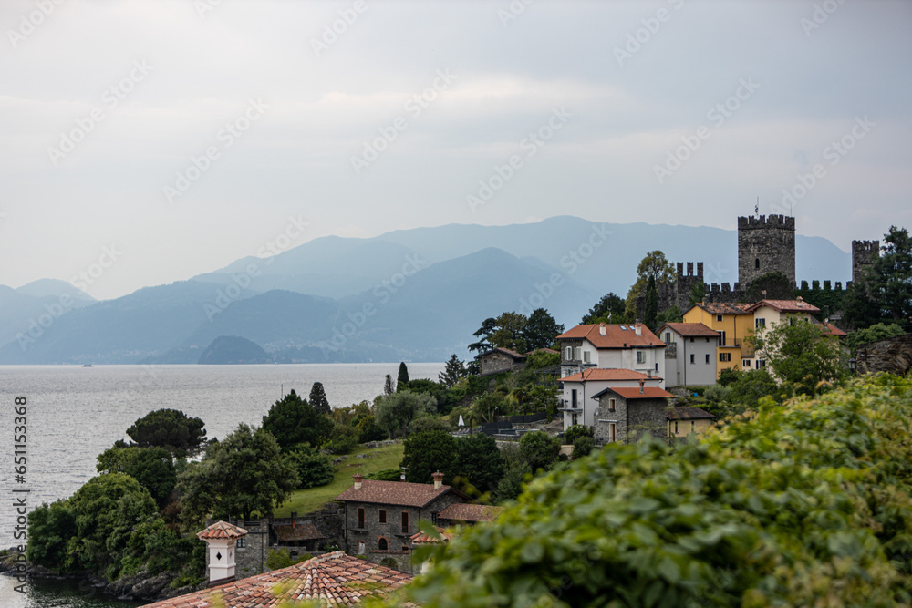 kleine italienische Ortschaft am See in den Bergen