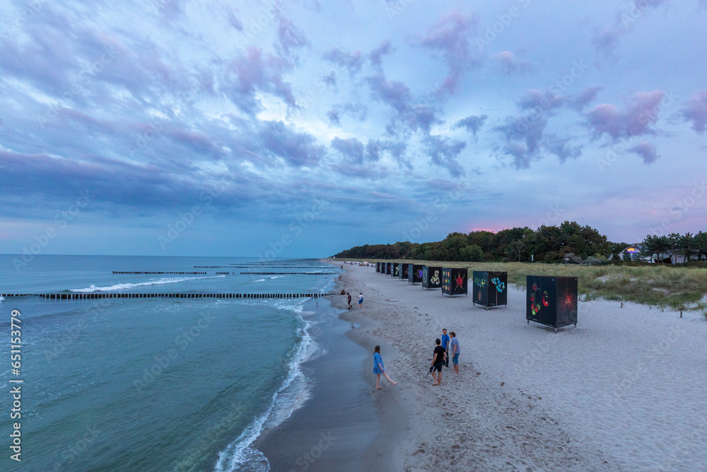 Mitte September zum Sonnenuntergang am Strand von Zingst an der Ostsee.