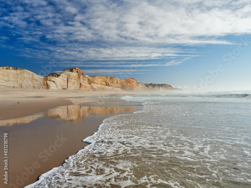 Klippen, Strand und Meer an der Küste von Leiria, Portugal