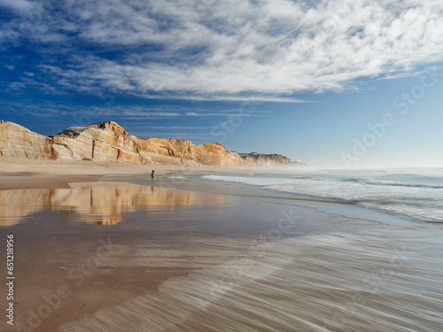 Klippen, Strand und Meer an der Küste von Leiria, Portugal