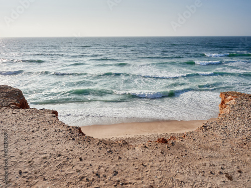 Klippen und Meer an der Küste von Leiria, Portugal