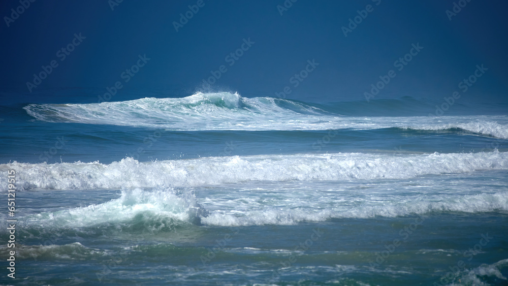 Wellen an der Küste von Leiria, Portugal