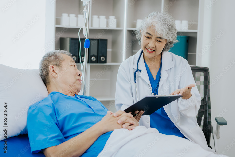 Obraz premium Asian female doctor caring for elderly male patient Elderly patient care and health lifestyle, medical concept