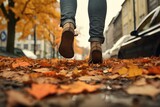 Schritte im Herbst: Schuhe auf einem herbstlichen Pfad