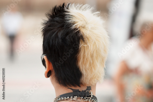 Parte trasera del peinado en una mujer joven con estilo alternativo en Alicante, España photo