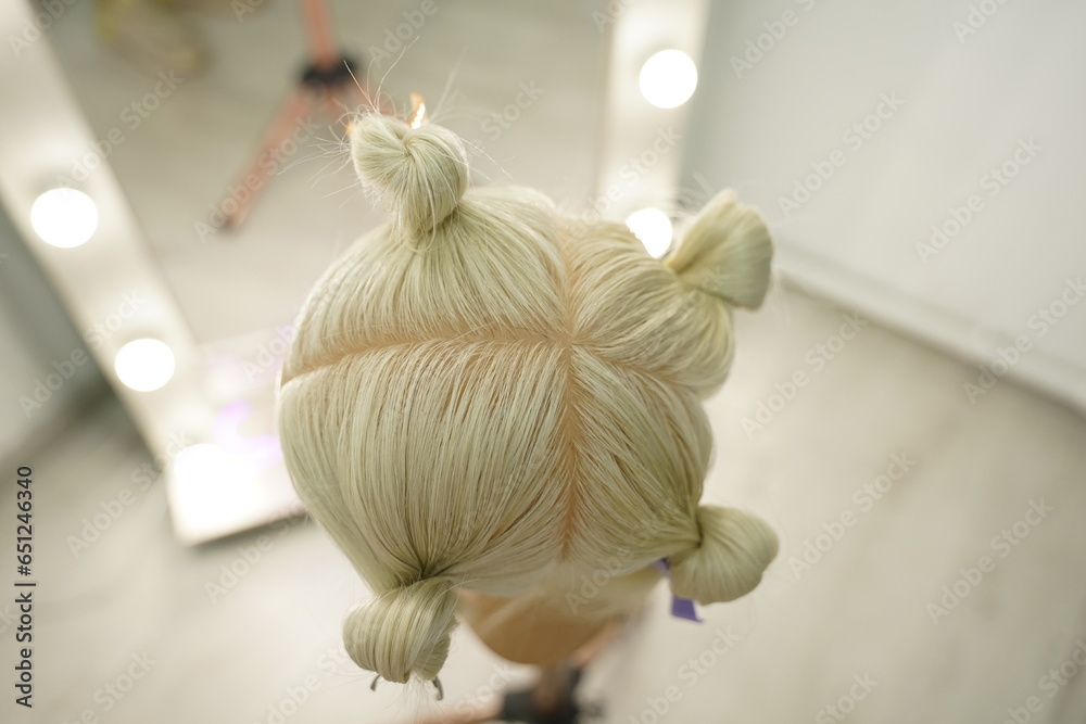 marking a mannequin's head into zones, hairdressing, teaching students