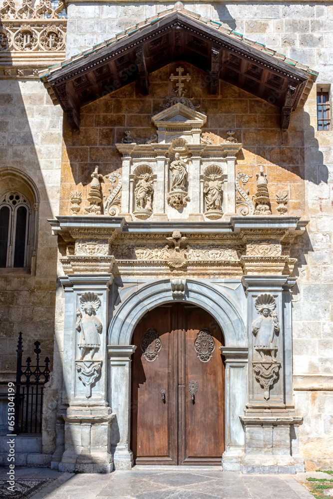 Portada de la capilla Real en Granada, España